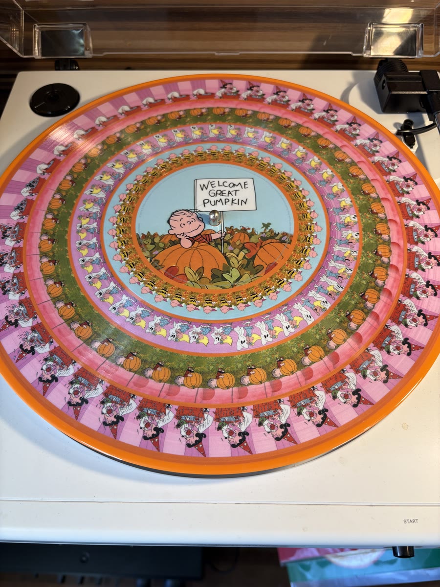 ライナスと「WELCOME GREAT PUMPKIN」の看板が描かれたA面