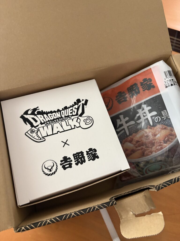 吉野家とドラゴンクエストウォークのコラボ商品を開封。どんぶりの箱と冷凍牛丼の具。