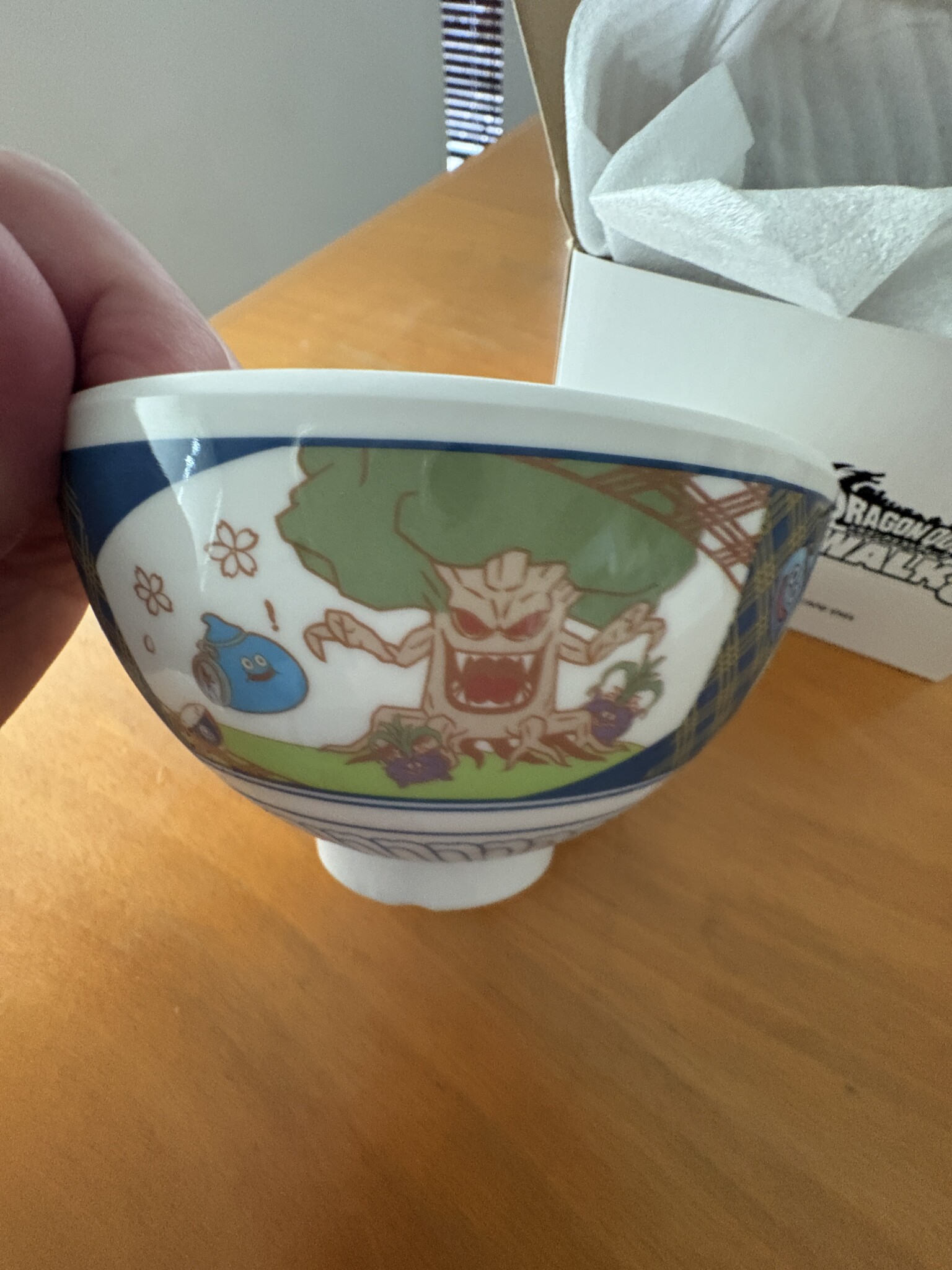 どんぶり外側に描かれた木のモンスターとスライム。