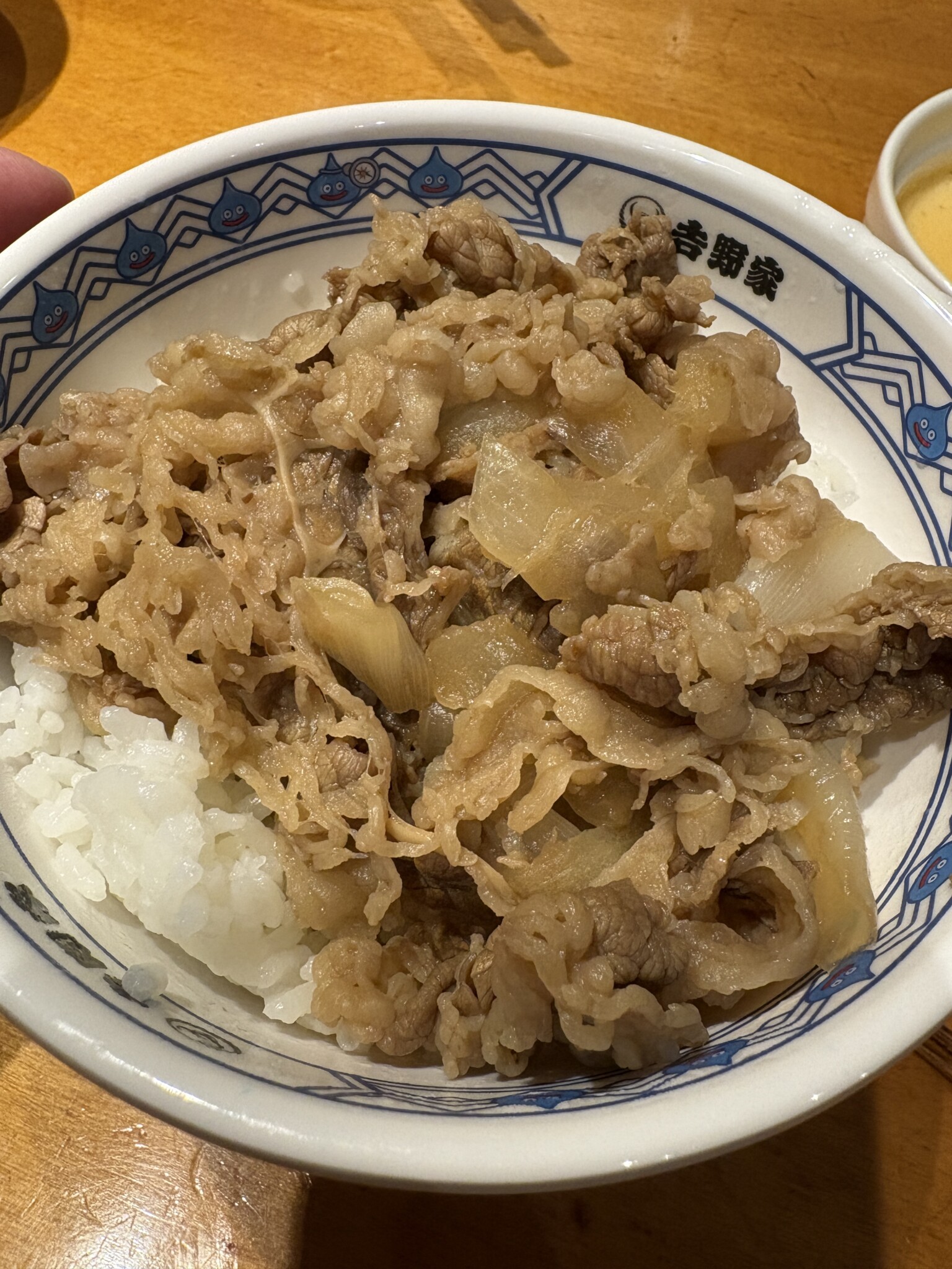 コラボどんぶりに盛り付けた吉野家の牛丼。