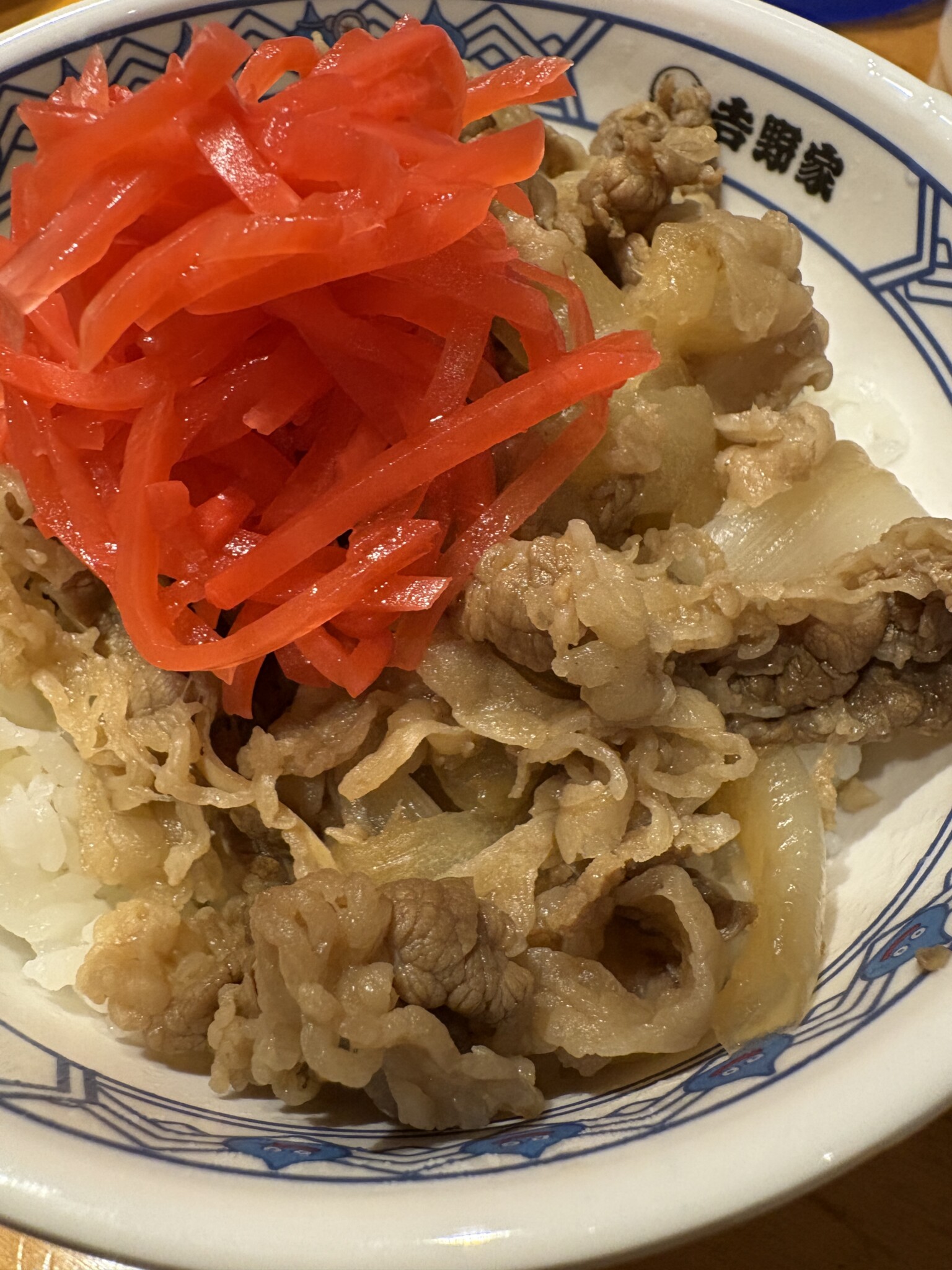 コラボどんぶりの牛丼に、紅しょうがをたっぷりのせたところ。