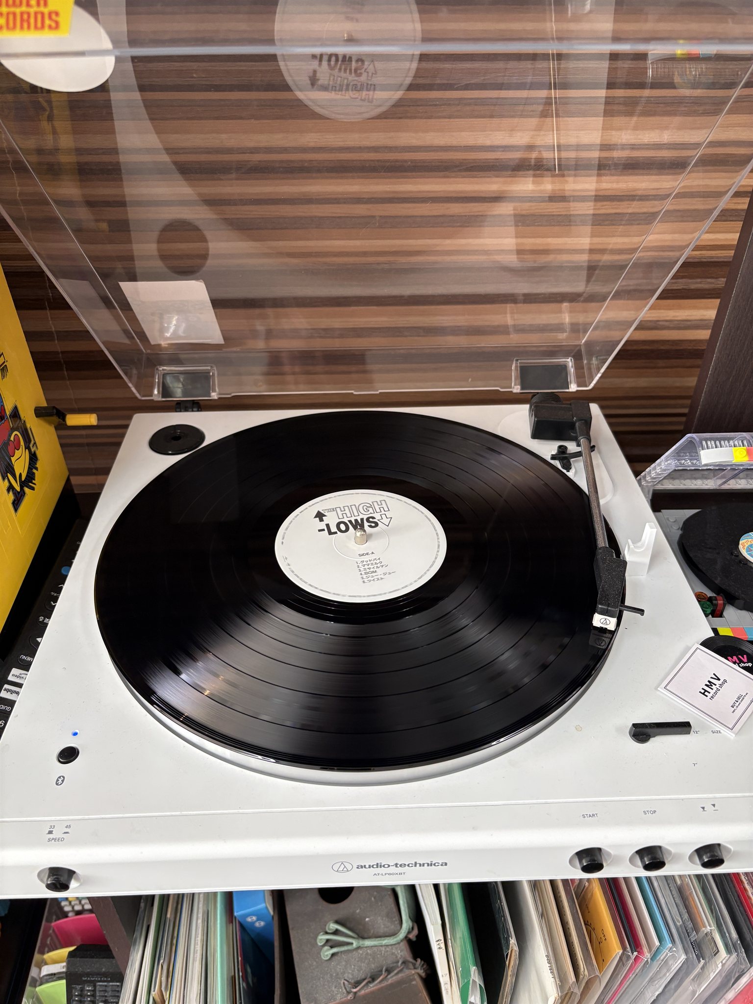 レコード棚の上のターンテーブルで回るザ・ハイロウズ『THE HIGH-LOWS』