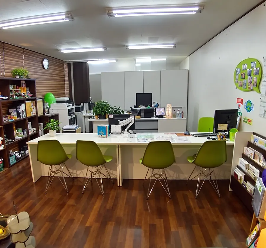 カエルームの相談カウンターと店内
