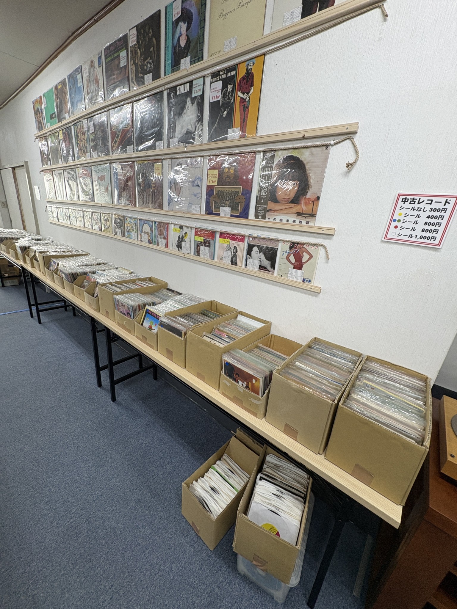 壁面と机に多数の中古レコードが並ぶ店内