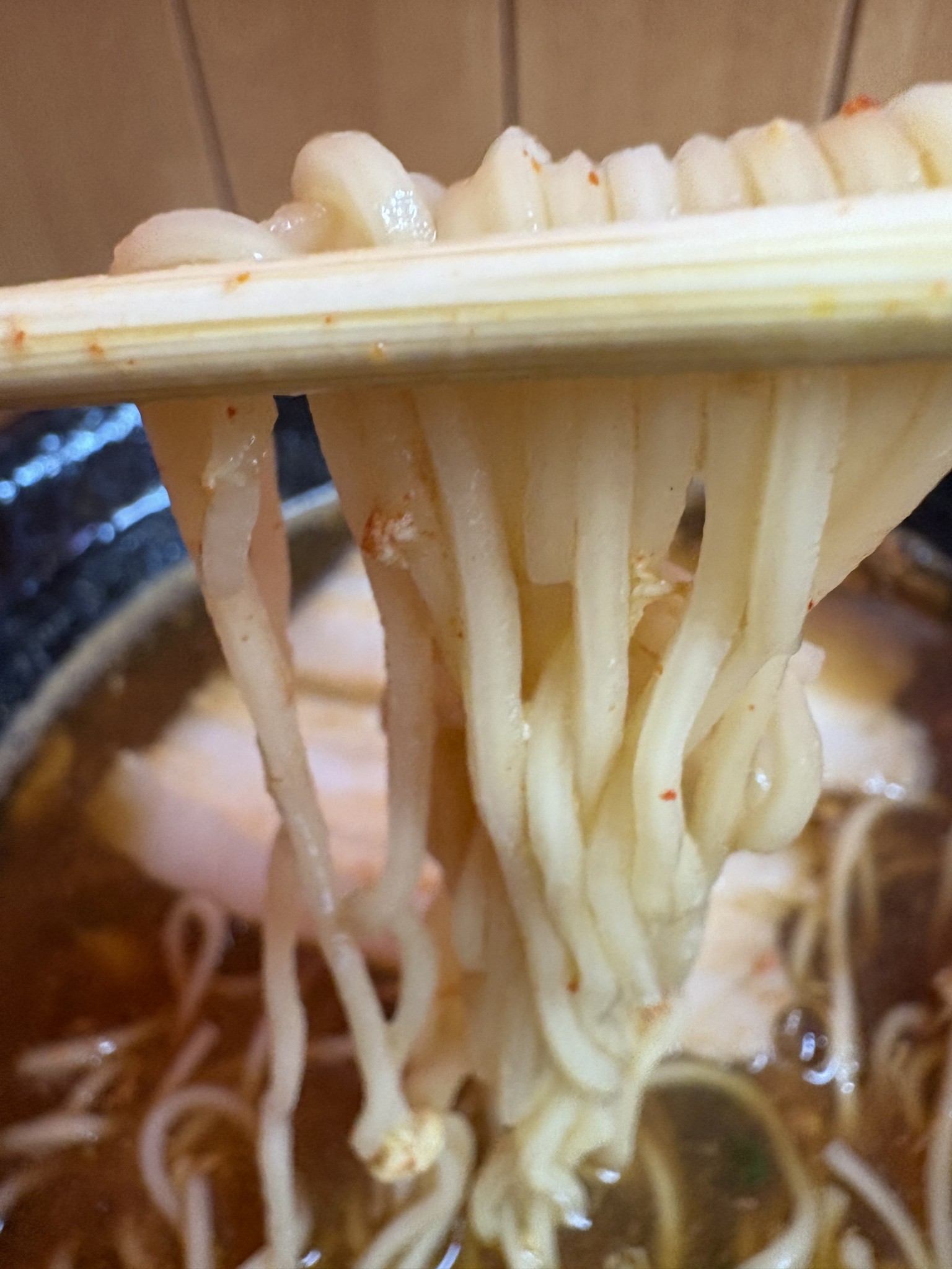 箸で持ち上げた辛麺の中華麺