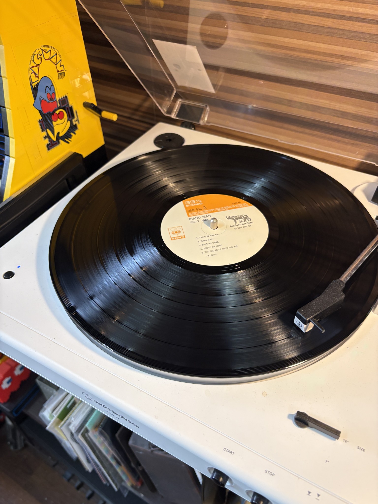 ビリー・ジョエルのレコードを再生する白いターンテーブル