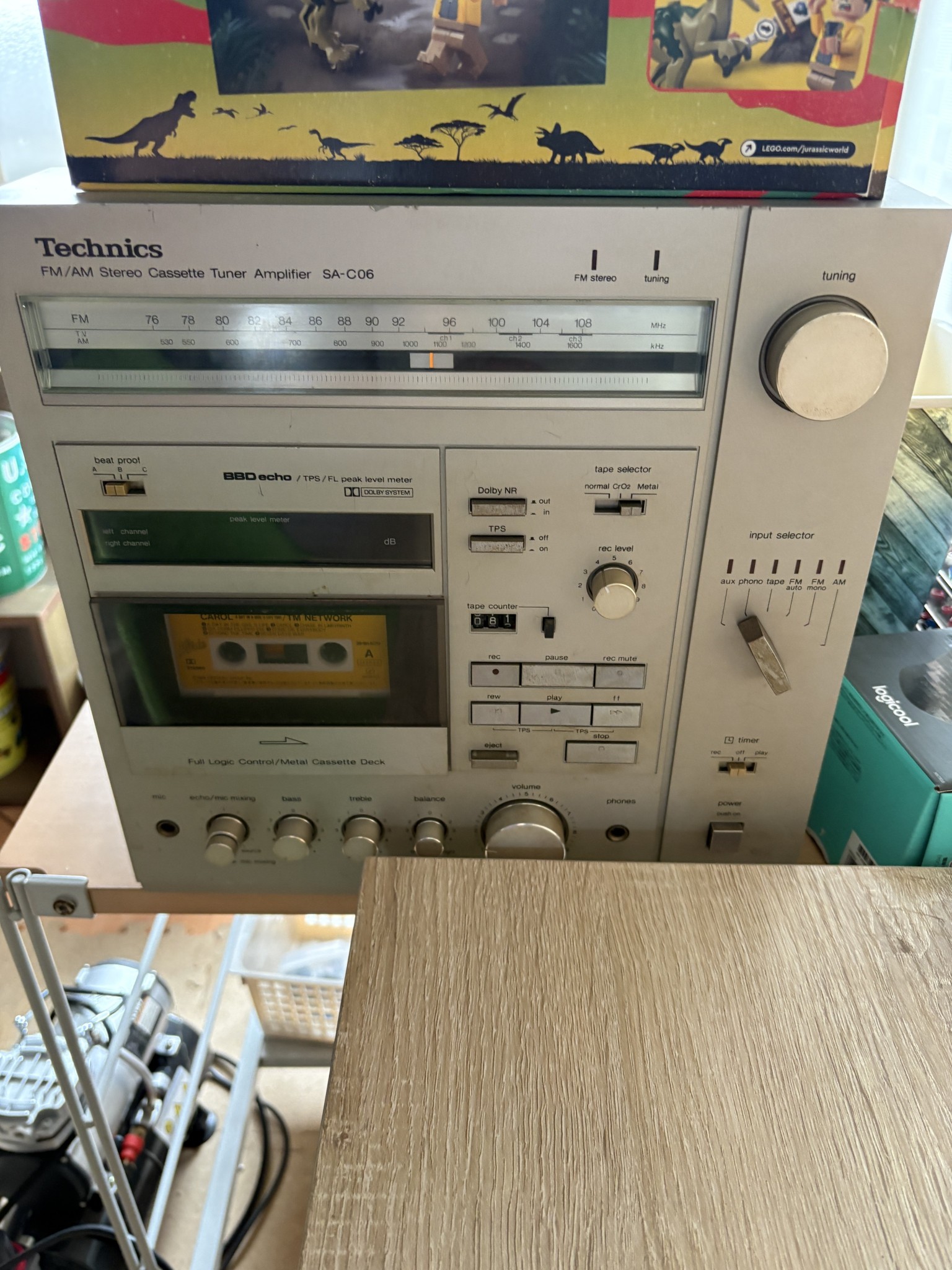 カセットテープを装着したTechnicsのステレオチューナーアンプ