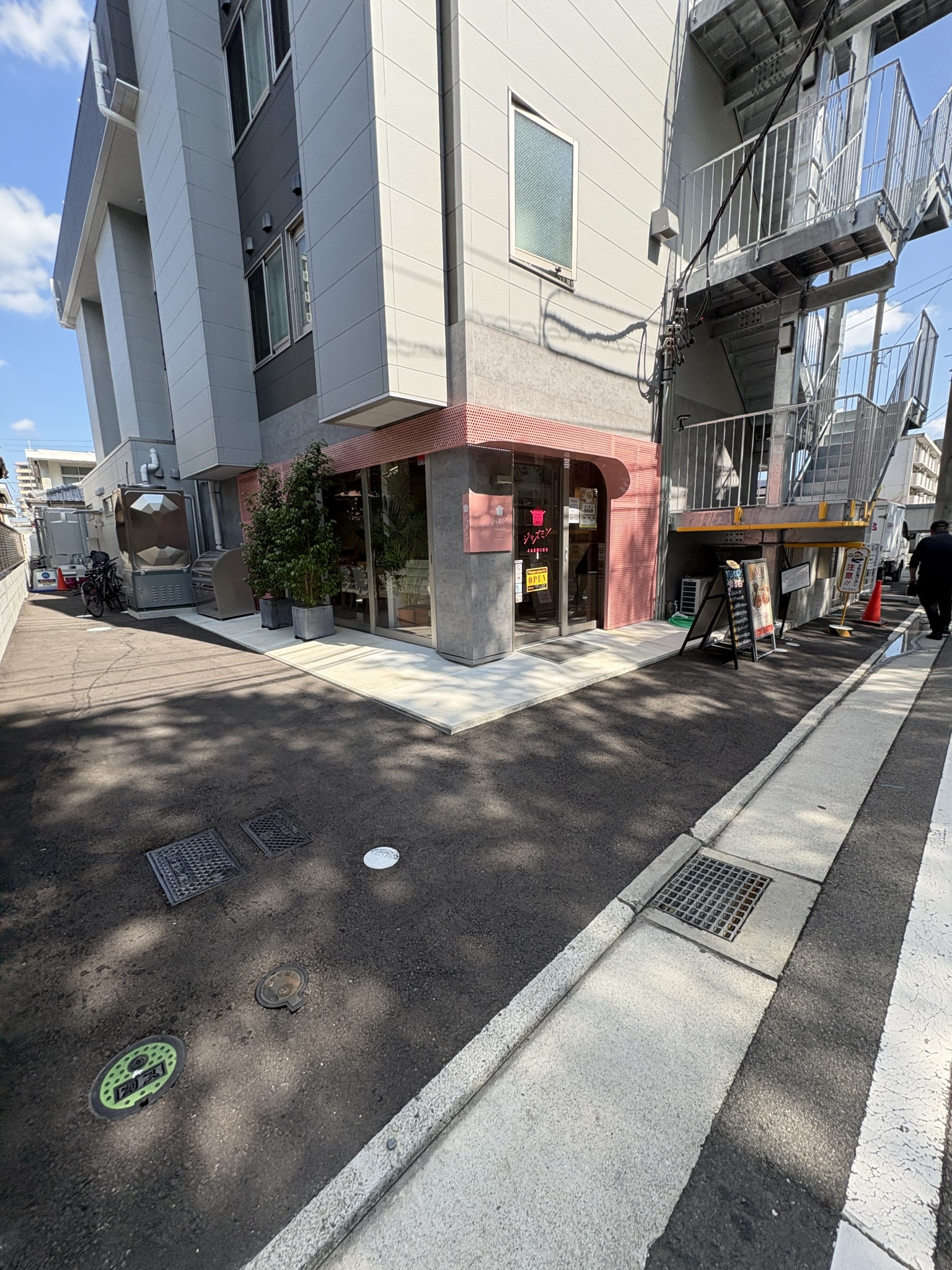 徳島大学常三島キャンパスのすぐ隣にあるジャズミンの外観