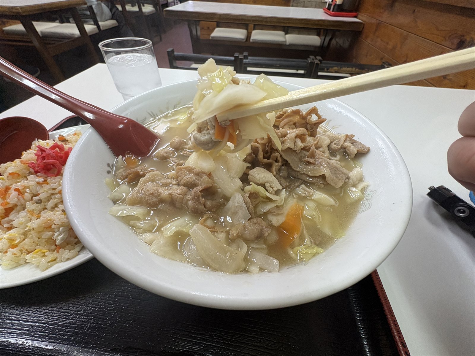 箸で持ち上げた五目そばの野菜