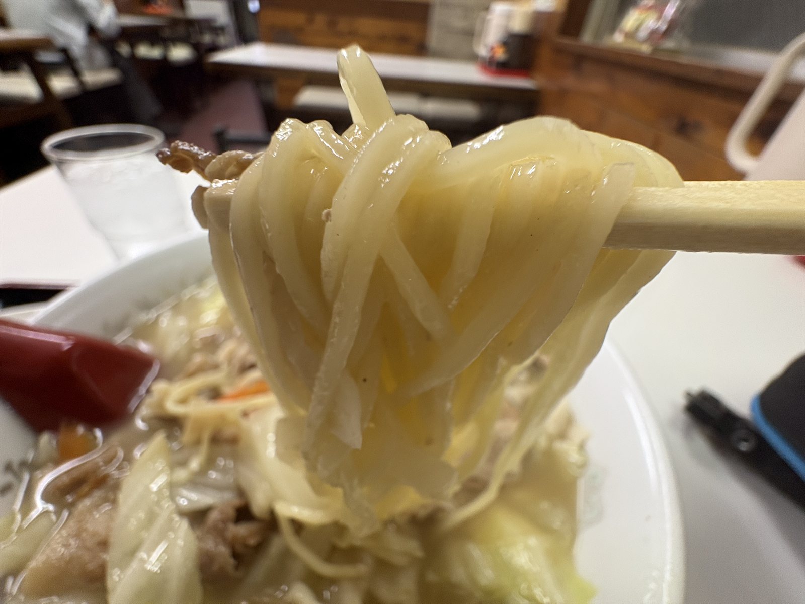 箸で持ち上げた五目そばの麺