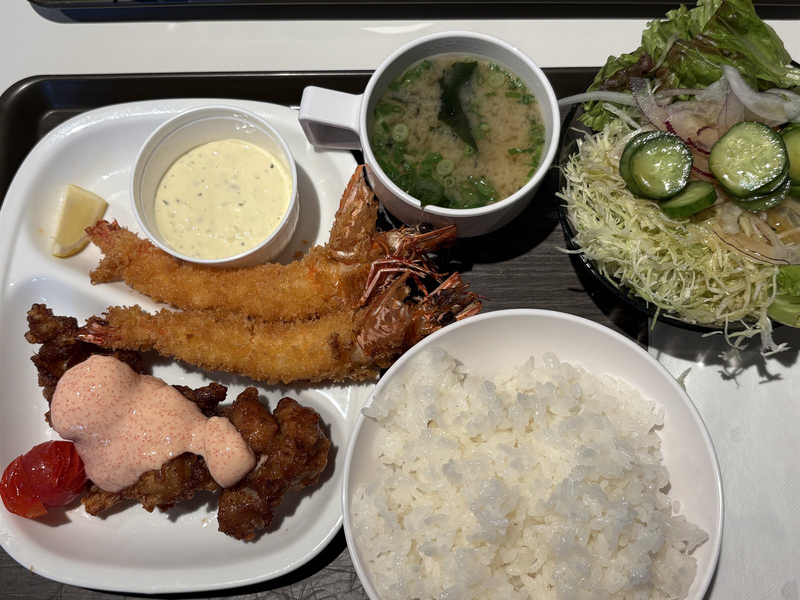 足赤エビのフライとしょうゆ唐揚げ、サラダ、ごはん、みそ汁のランチ