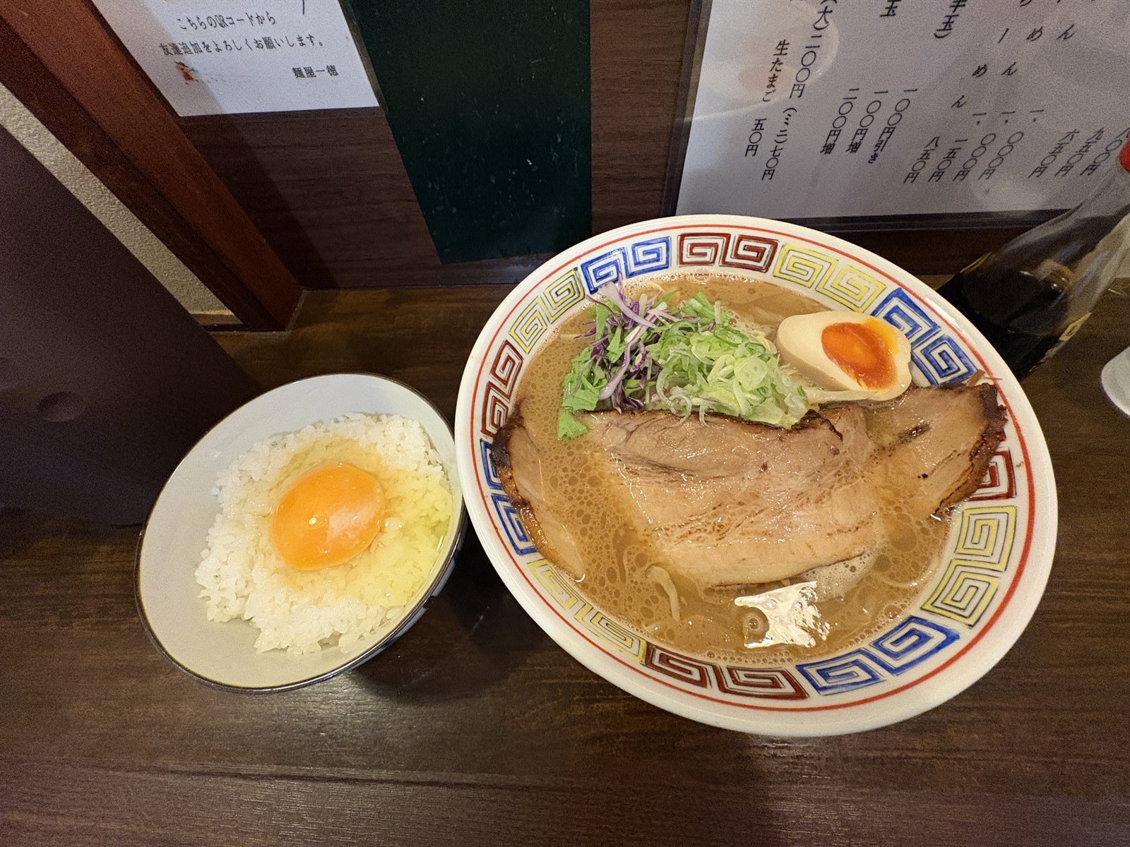 麺屋 一徳の肉入り野菜らーめんと、生たまごをのせたごはん