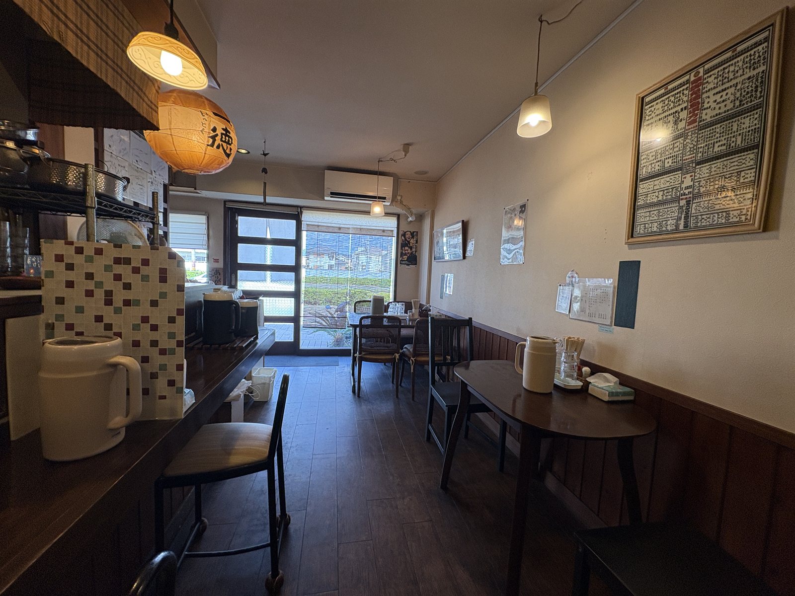 カウンター席とテーブル席が並ぶ麺屋 一徳の店内