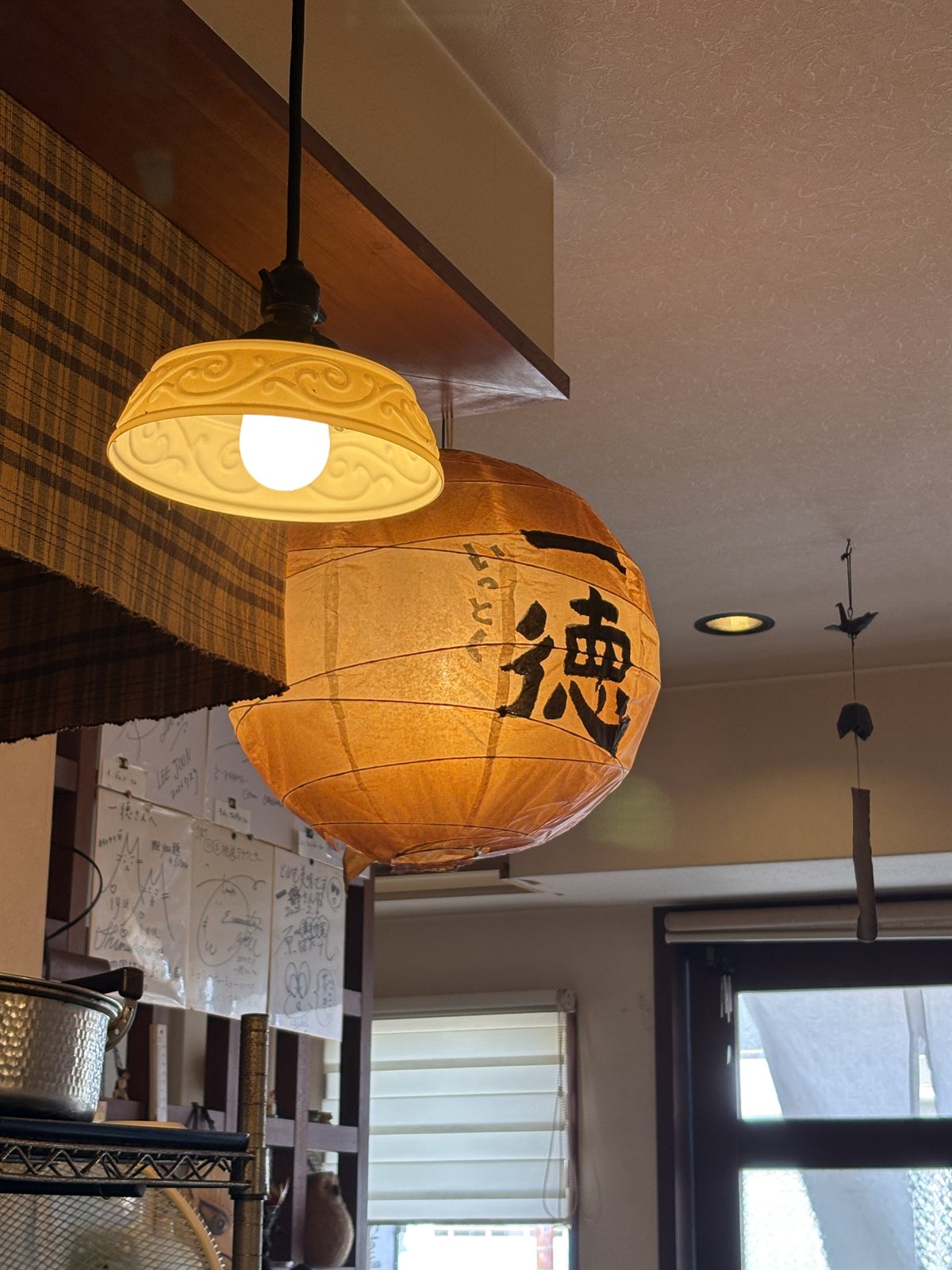 「一徳」と書かれた店内の提灯