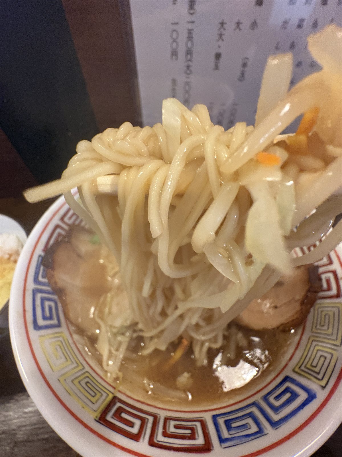 野菜と一緒に持ち上げた麺