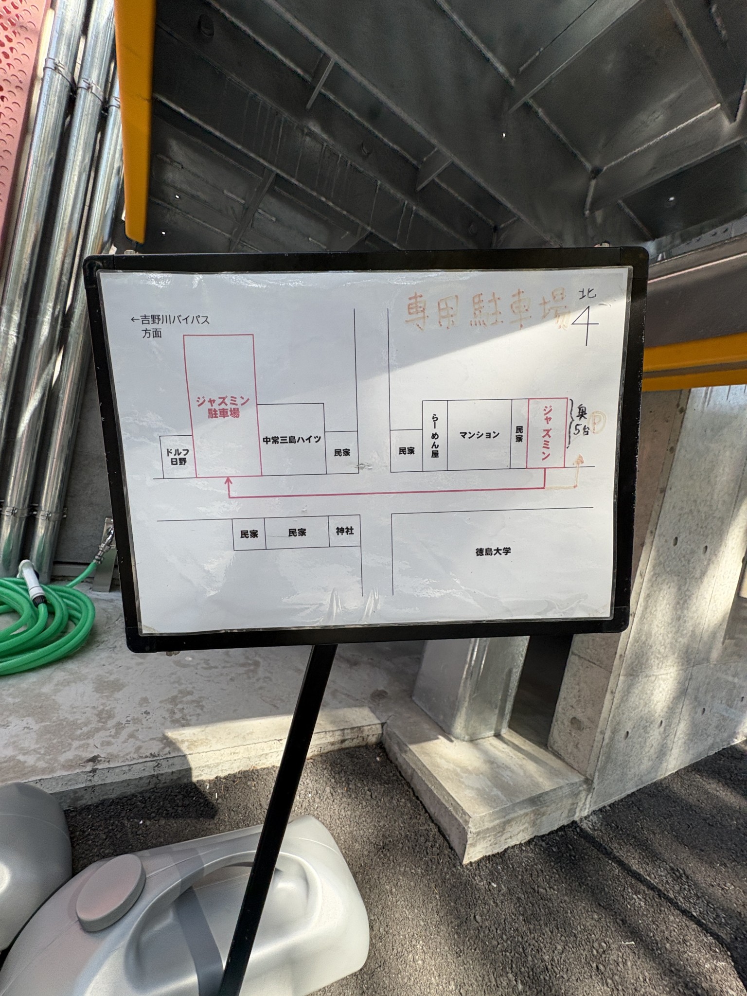 ジャズミンの店頭に掲示された駐車場案内図